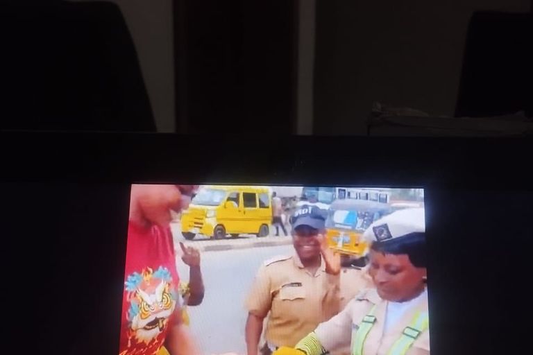 VIDEO: Lady fetes traffic warden mom on birthday