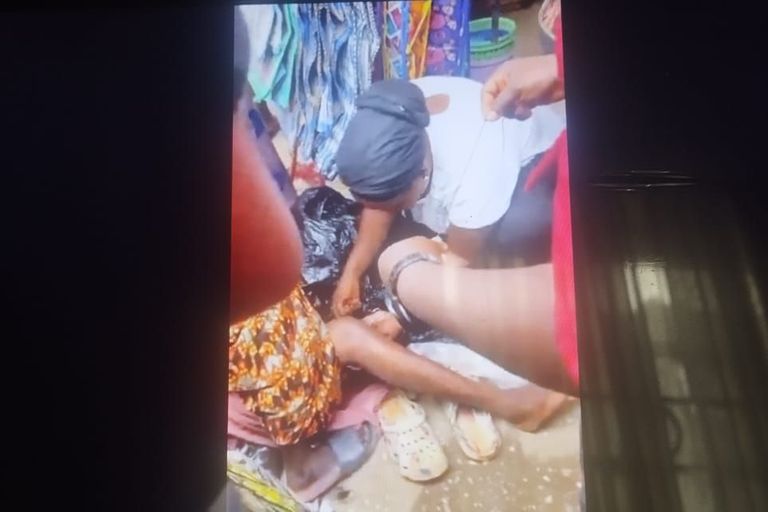 VIDEO: Market women take delivery of pregnant woman