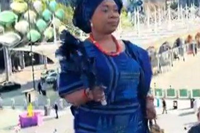VIDEO: Woman rocks iro and buba in London, gets compliment in Yoruba